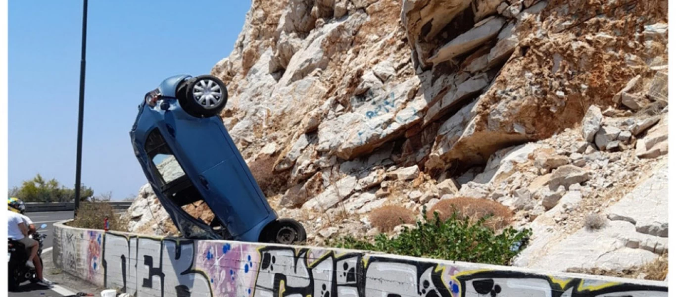 Τροχαίο ατύχημα στα Λιμανάκια Βουλιαγμένης - Αυτοκίνητο «καρφώθηκε» στα βράχια (φώτο)